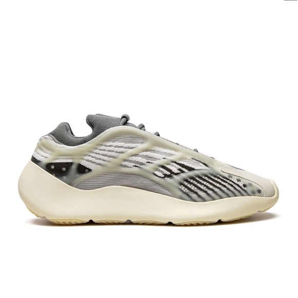 Yeezy 700 V3 Sneakers - Picture 2 of 8
